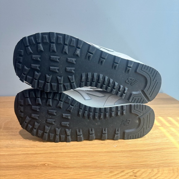 Men’s size 9.5 Women’s 11 New Balance Sneakers, Cream White - Picture 5 of 8